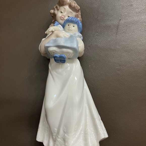 Lladro collectible figurine « Girl with the Doll » - Picture 2 of 4